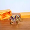 Estátua de elefante dourado em metal com esmalte e cristais