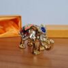 Estátua de elefante dourado em metal com esmalte e cristais