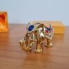 Estátua de elefante dourado em metal com esmalte e cristais