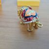 Estátua de elefante dourado em metal com esmalte e cristais