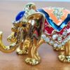 Estátua de elefante dourado em metal com esmalte e cristais