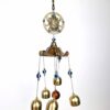 Sino dos ventos ou móbile com imagem de Ganesha Uma bela peça que emite um som delicado quando balançado pelos ventos. Tem 55cm de comprimento.