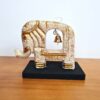 Estátua decorativa de elefante de madeira com base. Possui 15x12cm.