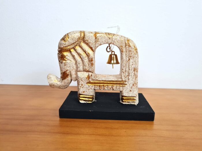Estátua decorativa de elefante de madeira com base. Possui 15x12cm.
