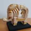 Elefante esculpido em madeira com sino 15cm bege e dourado