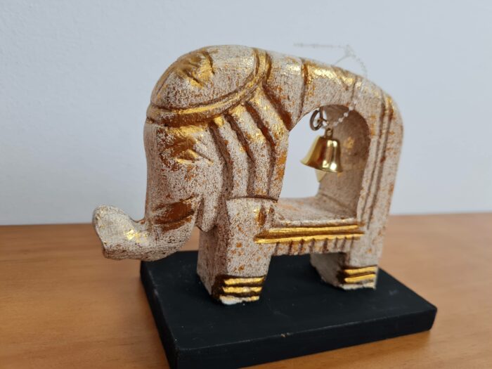 Elefante esculpido em madeira com sino 15cm bege e dourado