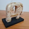 Elefante esculpido em madeira com sino 15cm bege e dourado