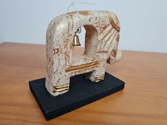 Elefante esculpido em madeira com sino 15cm bege e dourado