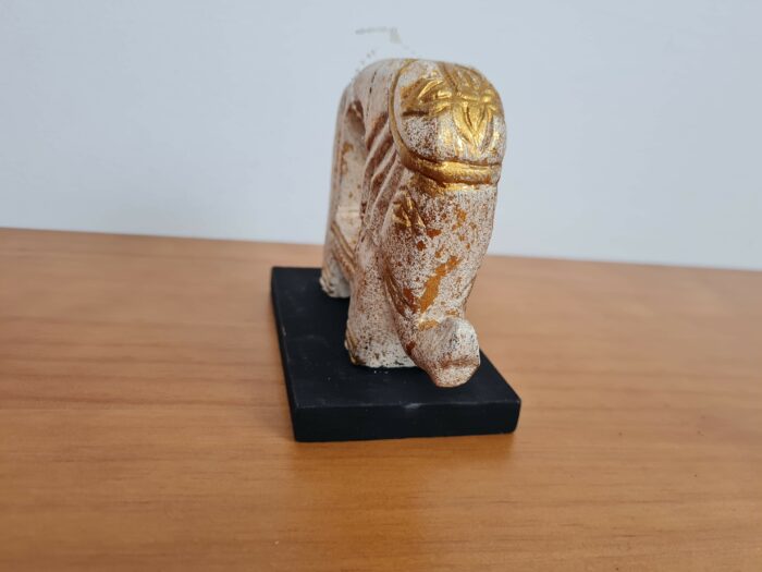 Elefante esculpido em madeira com sino 15cm bege e dourado