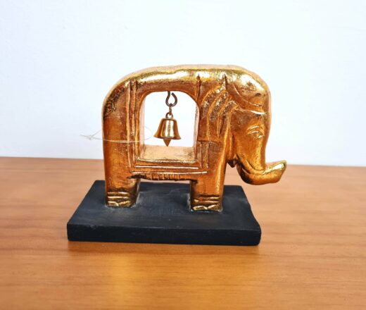 Elefante esculpido em madeira com sino 15cm dourado
