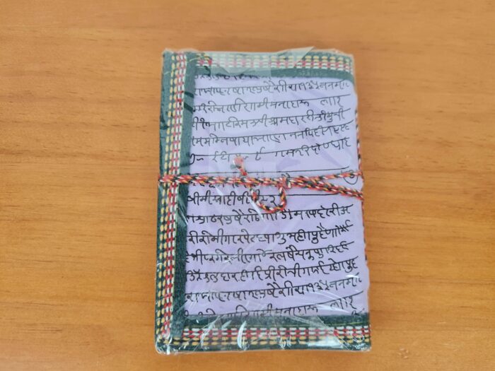 Caderno indiano artesanal estampa de OM 13x8cm lilás
