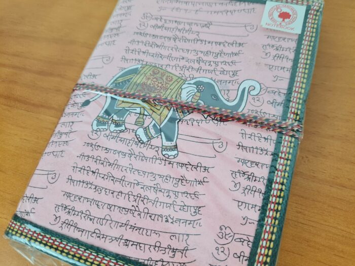 Caderno indiano artesanal estampa de elefante rosa claro 20x15cm