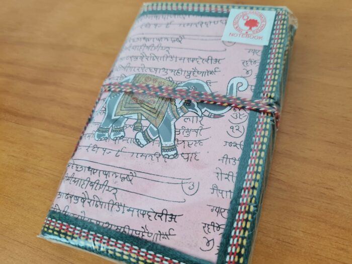 Caderno indiano artesanal estampa de elefante rosa claro 15x10cm