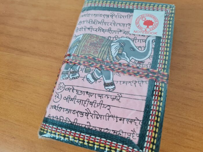 Caderno indiano artesanal estampa de elefante rosa claro 13x8cm