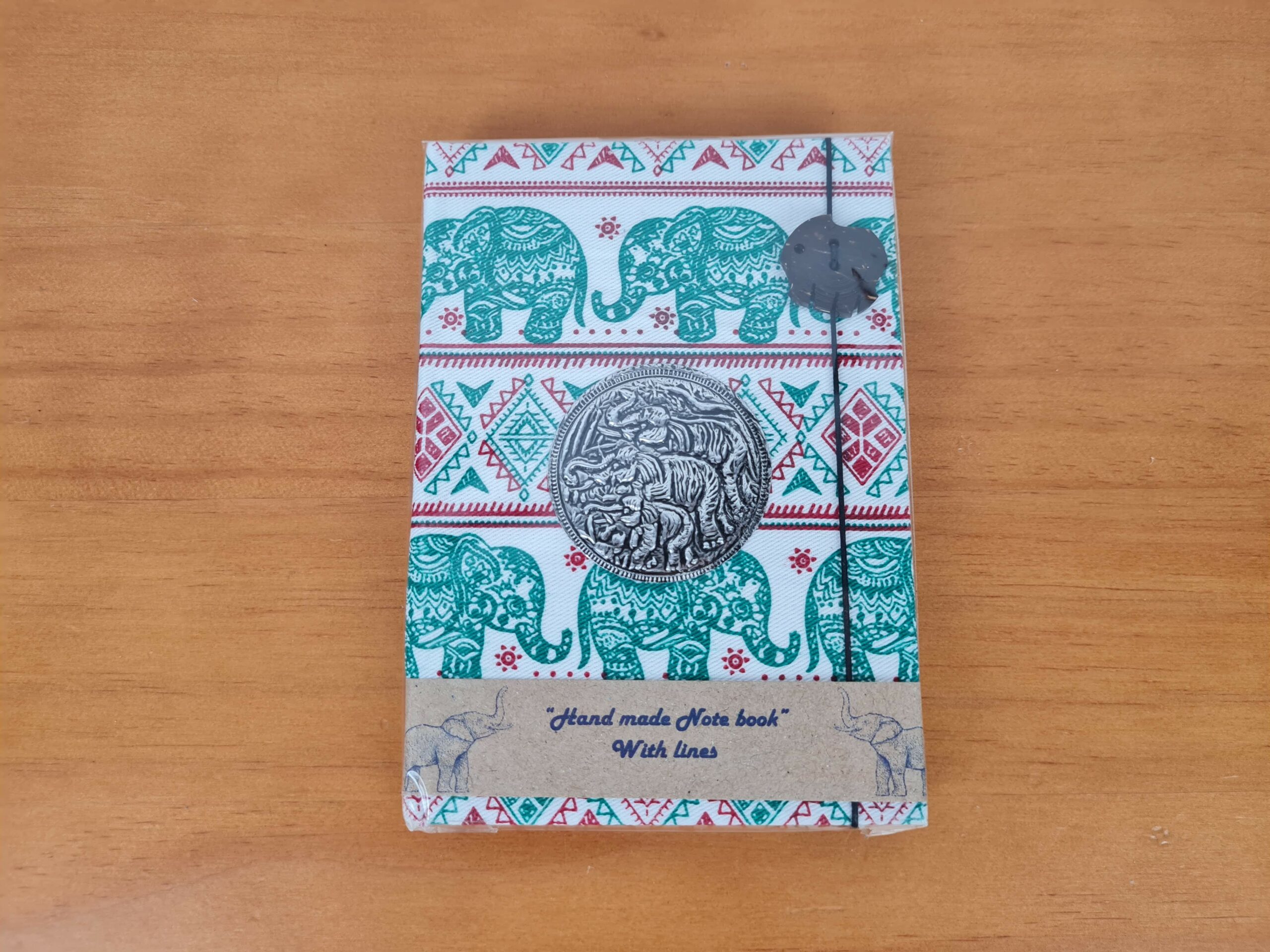 Caderno artesanal de elefantes com medalha de alumínio no centro 16x11 verde
