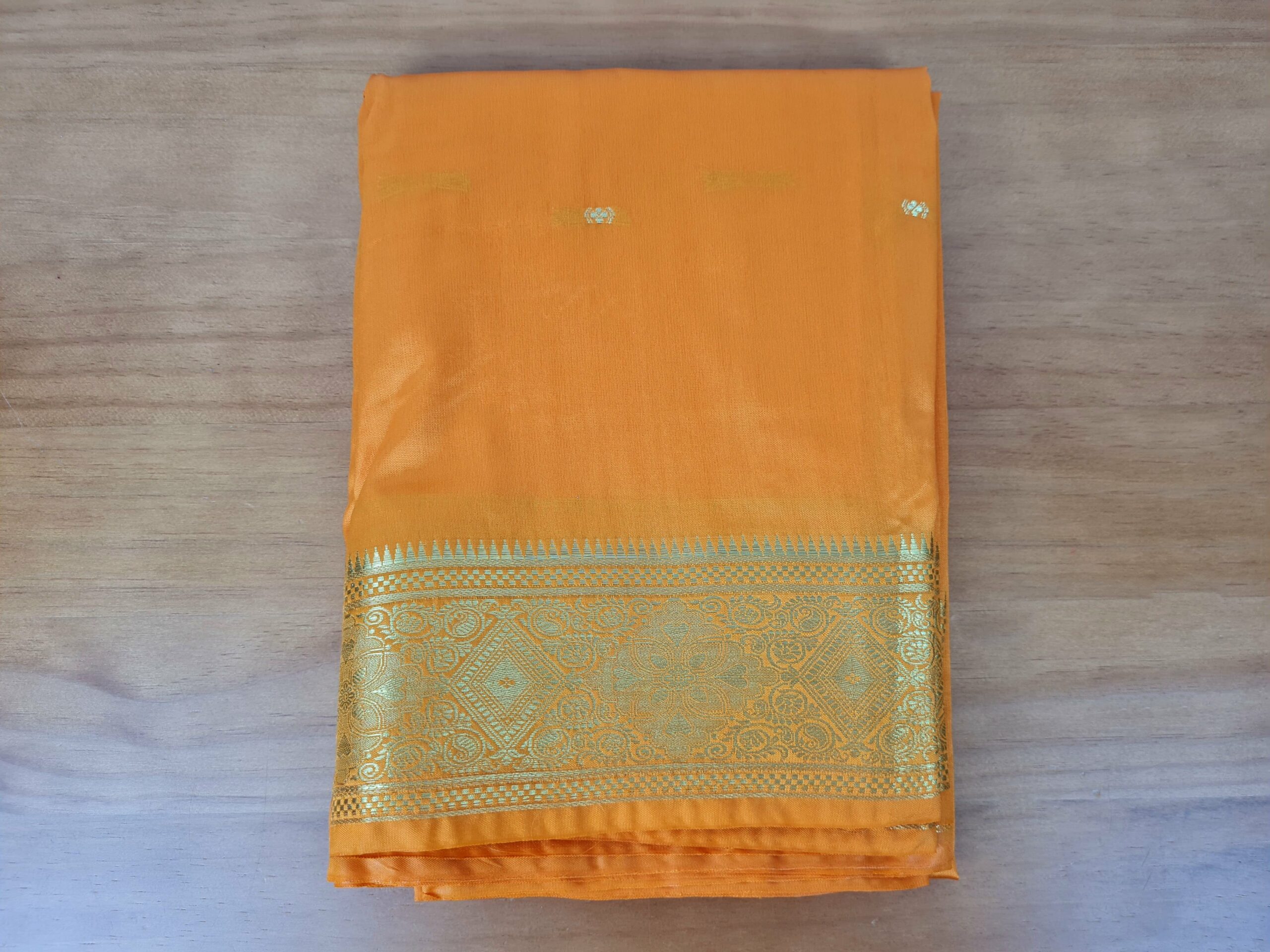 Sari indiano algodão com viscose liso laranja com barra de Jacquard dourado
