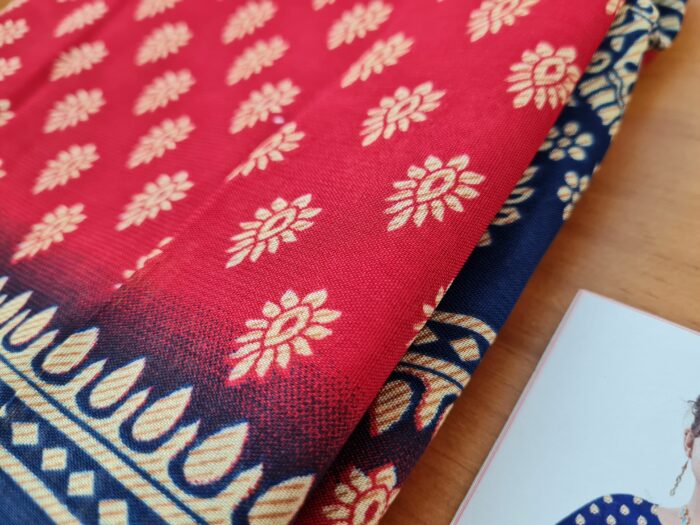 Sari indiano viscose com estampa de arabescos vermelho e marinho