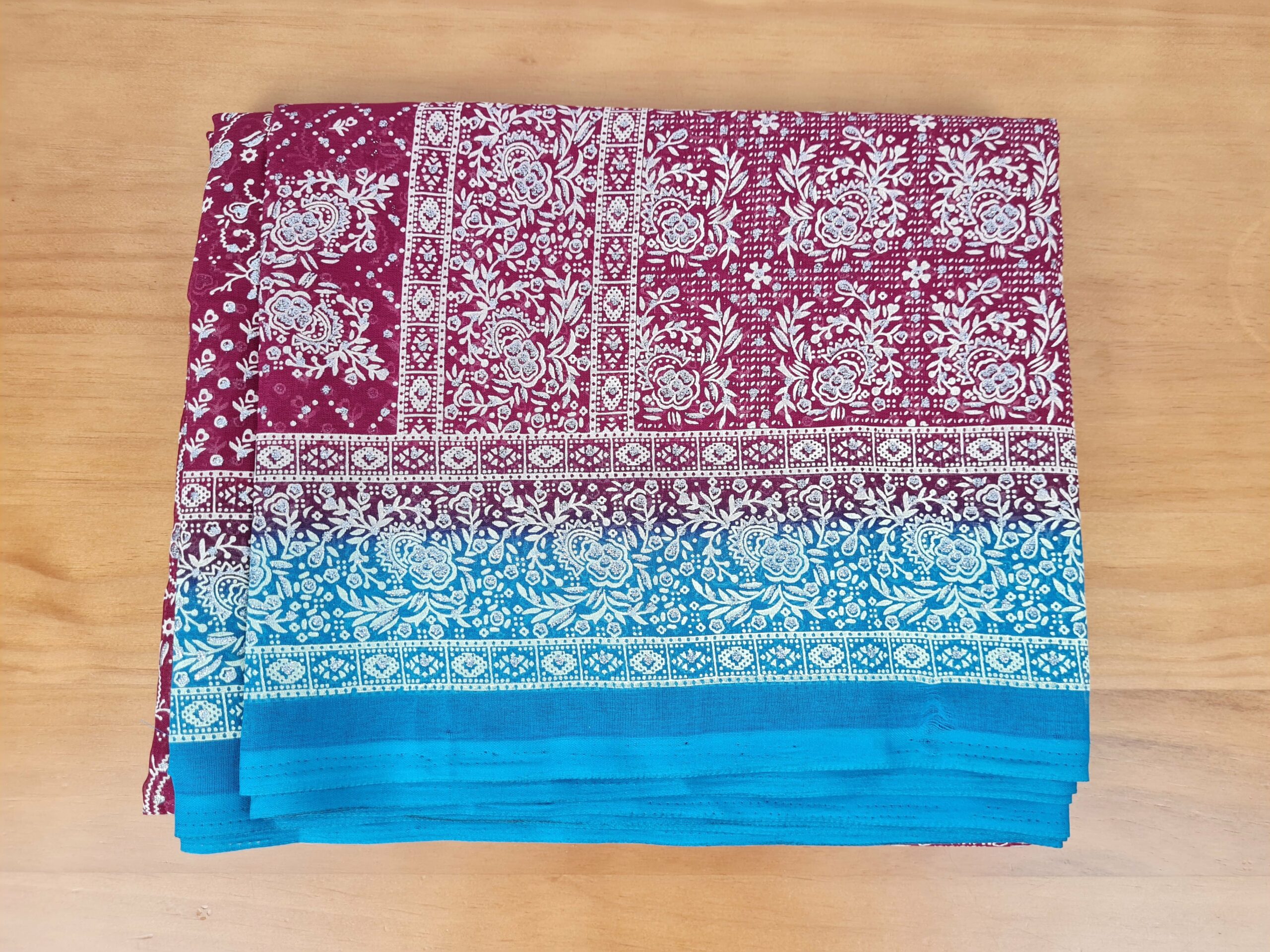 sari indiano de organza com estampa floral e pontos de luz prateados, em estilo tie dye em 2 cores