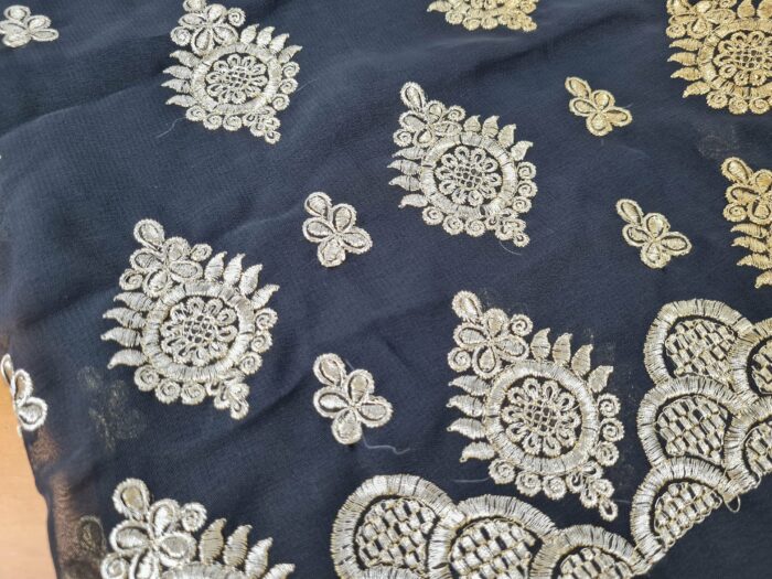 Sari indiano de crepe de seda preto e dourado bordado