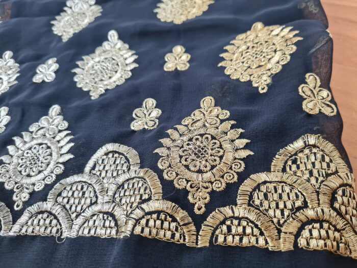 Sari indiano de crepe de seda preto e dourado bordado