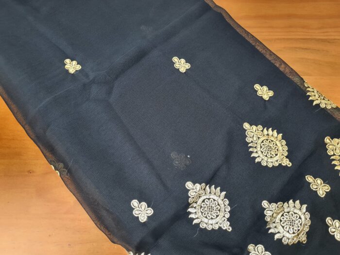 Sari indiano de crepe de seda preto e dourado bordado