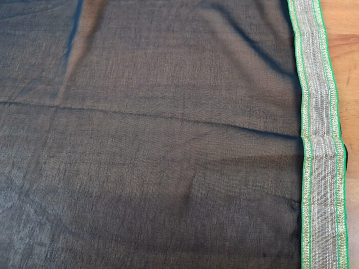 Sari indiano de crepe de seda preto e dourado bordado