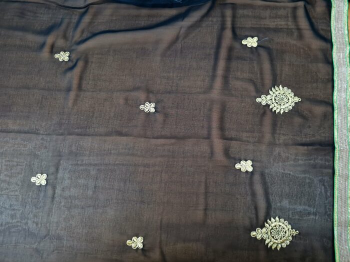Sari indiano de crepe de seda preto e dourado bordado