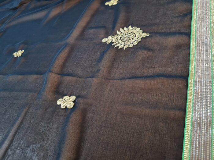 Sari indiano de crepe de seda preto e dourado bordado