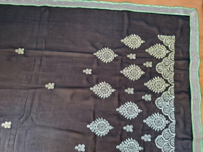 Sari indiano de crepe de seda preto e dourado bordado
