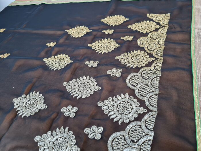 Sari indiano de crepe de seda preto e dourado bordado