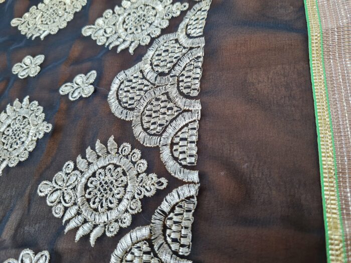Sari indiano de crepe de seda preto e dourado bordado