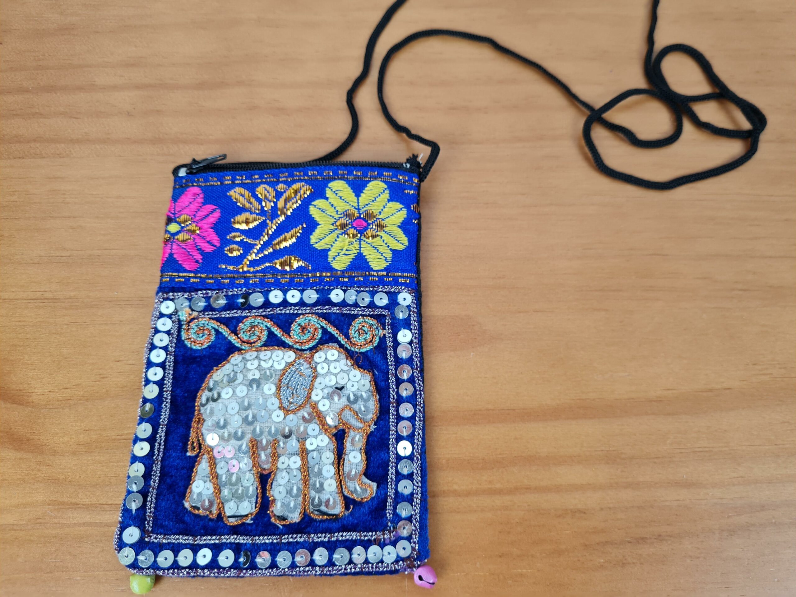 Bolsinha multiuso ou Porta celular bordado de elefante azul e color