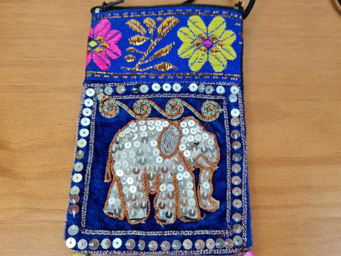 Bolsinha multiuso ou Porta celular bordado de elefante azul e color