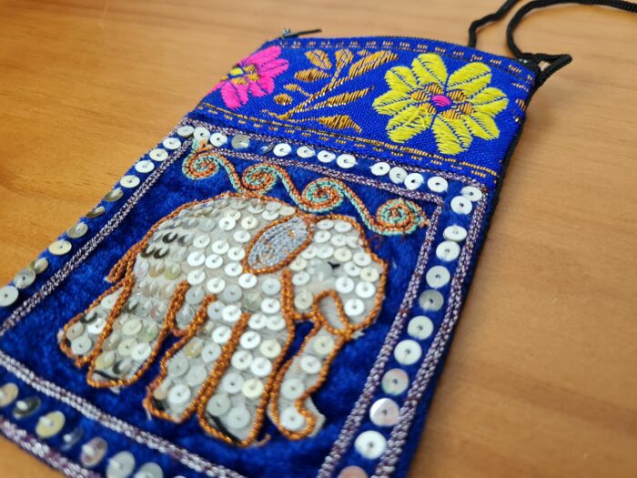Bolsinha multiuso ou Porta celular bordado de elefante azul e color