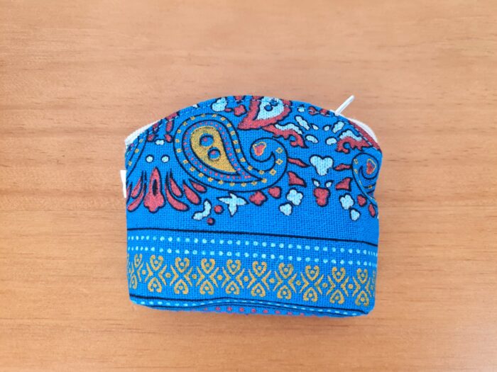 Bolsinha moedeira estampa de elefante azul com branco e color