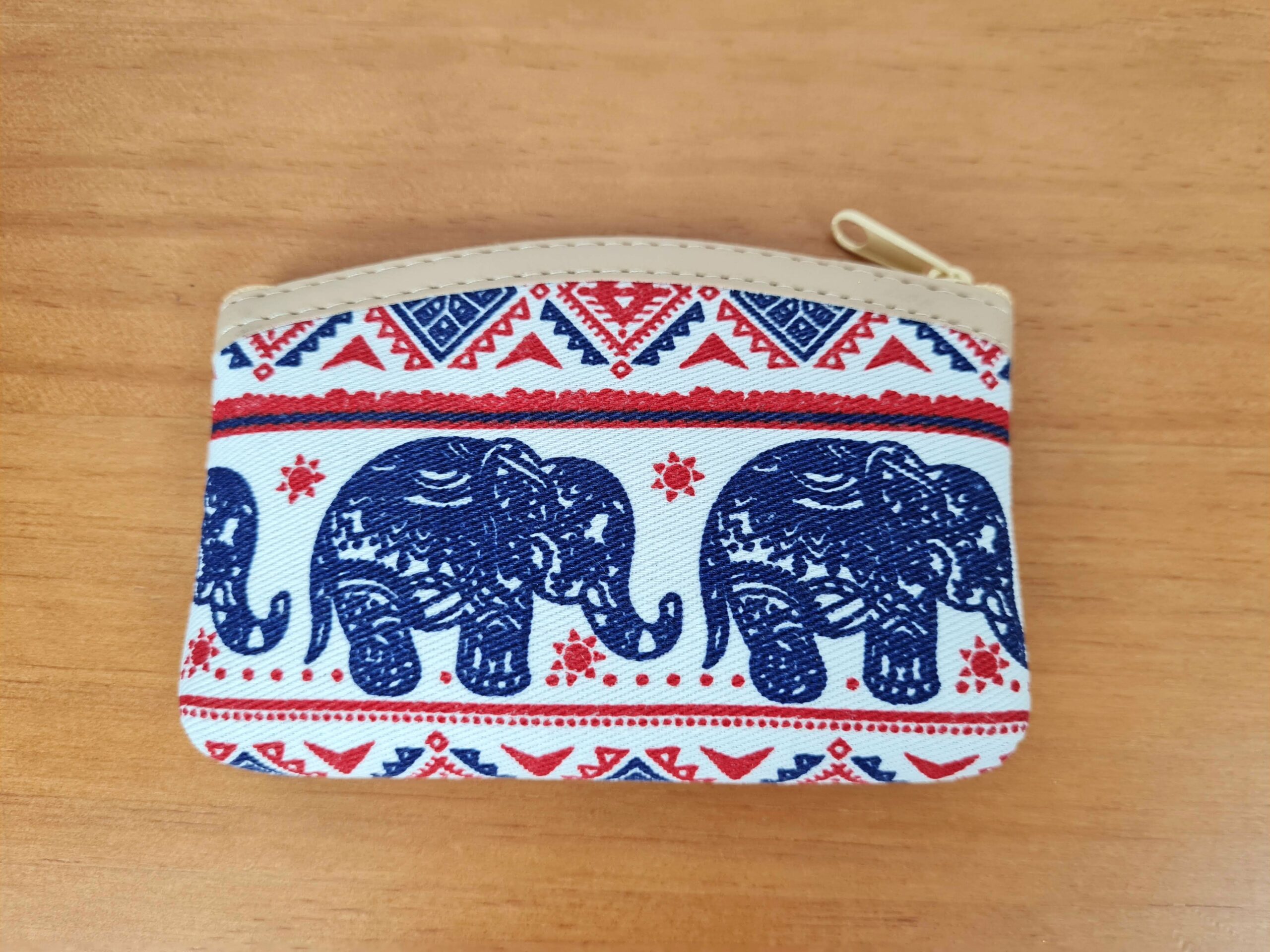 Bolsinha carteira estruturada de elefantes branco e vermelho com azul