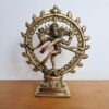 Linda estátua do Deus Shiva Nataraja na roda de fogo, em metal maciço produzido na Índia de forma artesanal. Tem 16 cm!