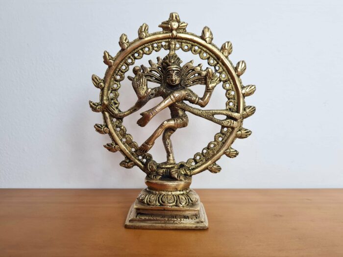 Linda estátua do Deus Shiva Nataraja na roda de fogo, em metal maciço produzido na Índia de forma artesanal. Tem 16 cm!
