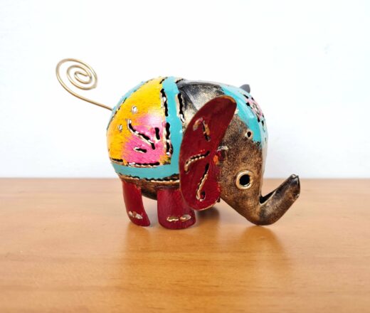 Elefante decorativo, linda peça com 10cm de comprimento e 55g, vinho e azul