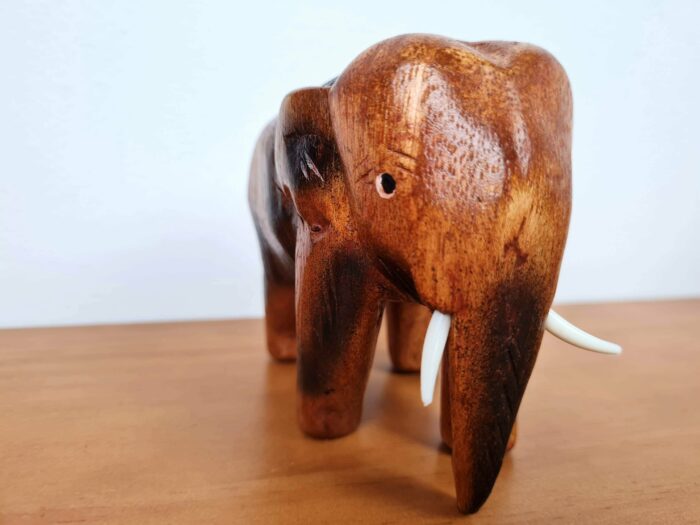 Elefante decorativo médio de madeira clássico 11cm