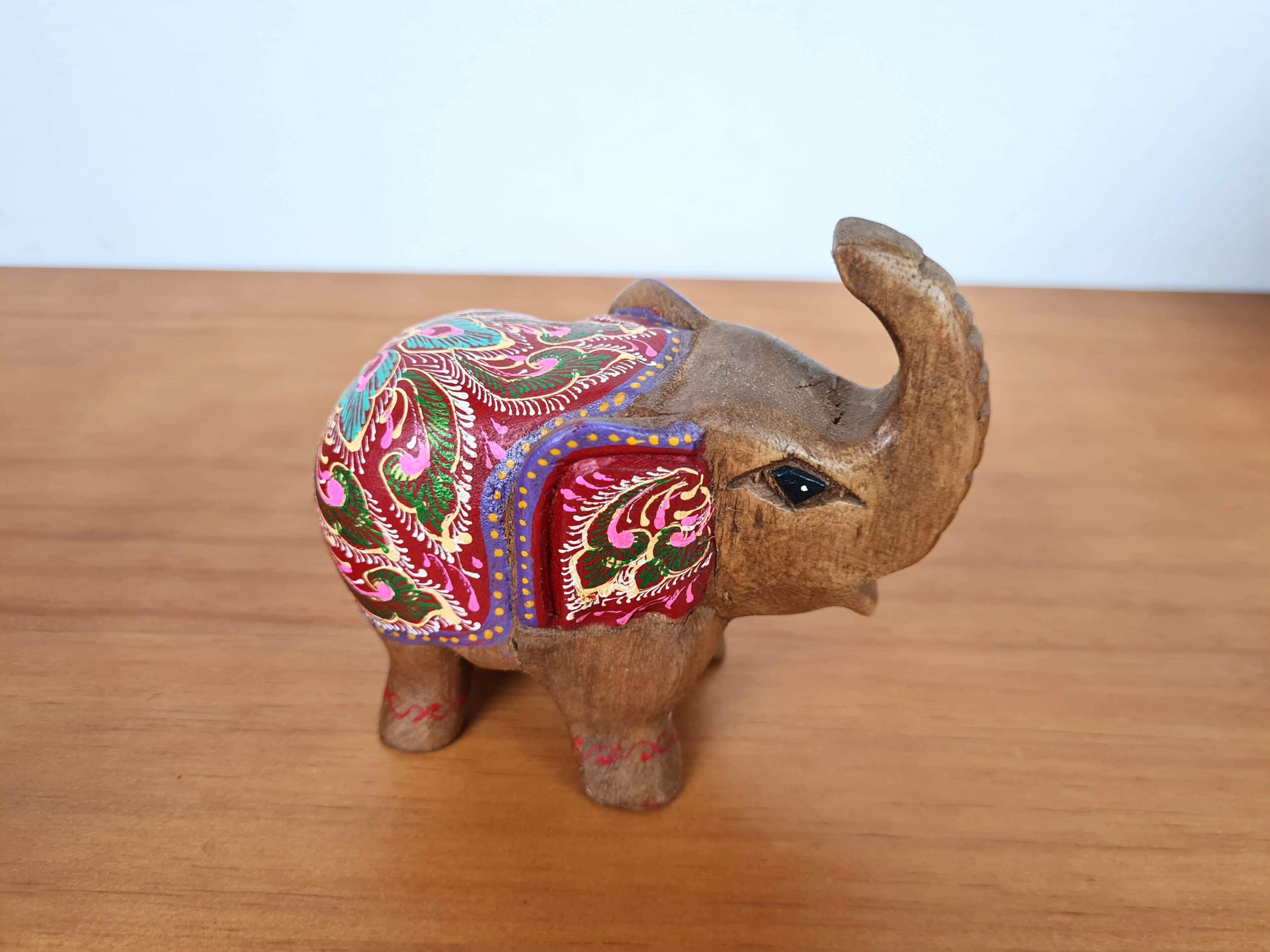 Estátua de elefante tailandês de madeira maciça pintado a mão