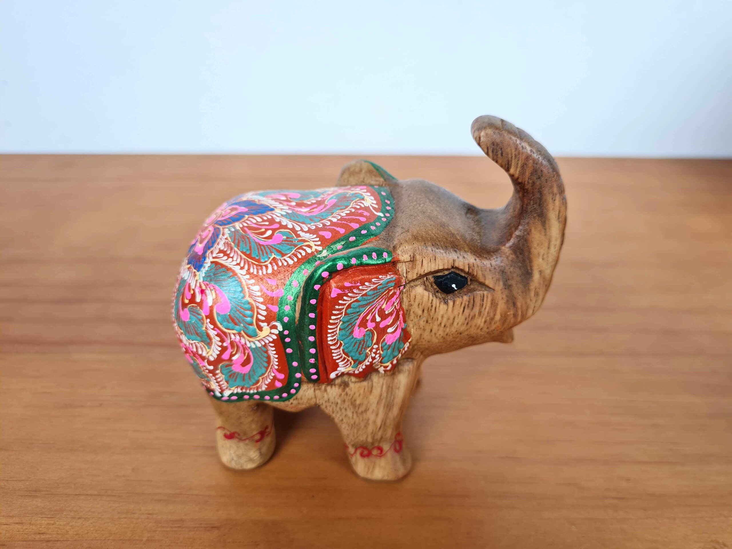 Estátua de elefante tailandês de madeira maciça pintado a mão