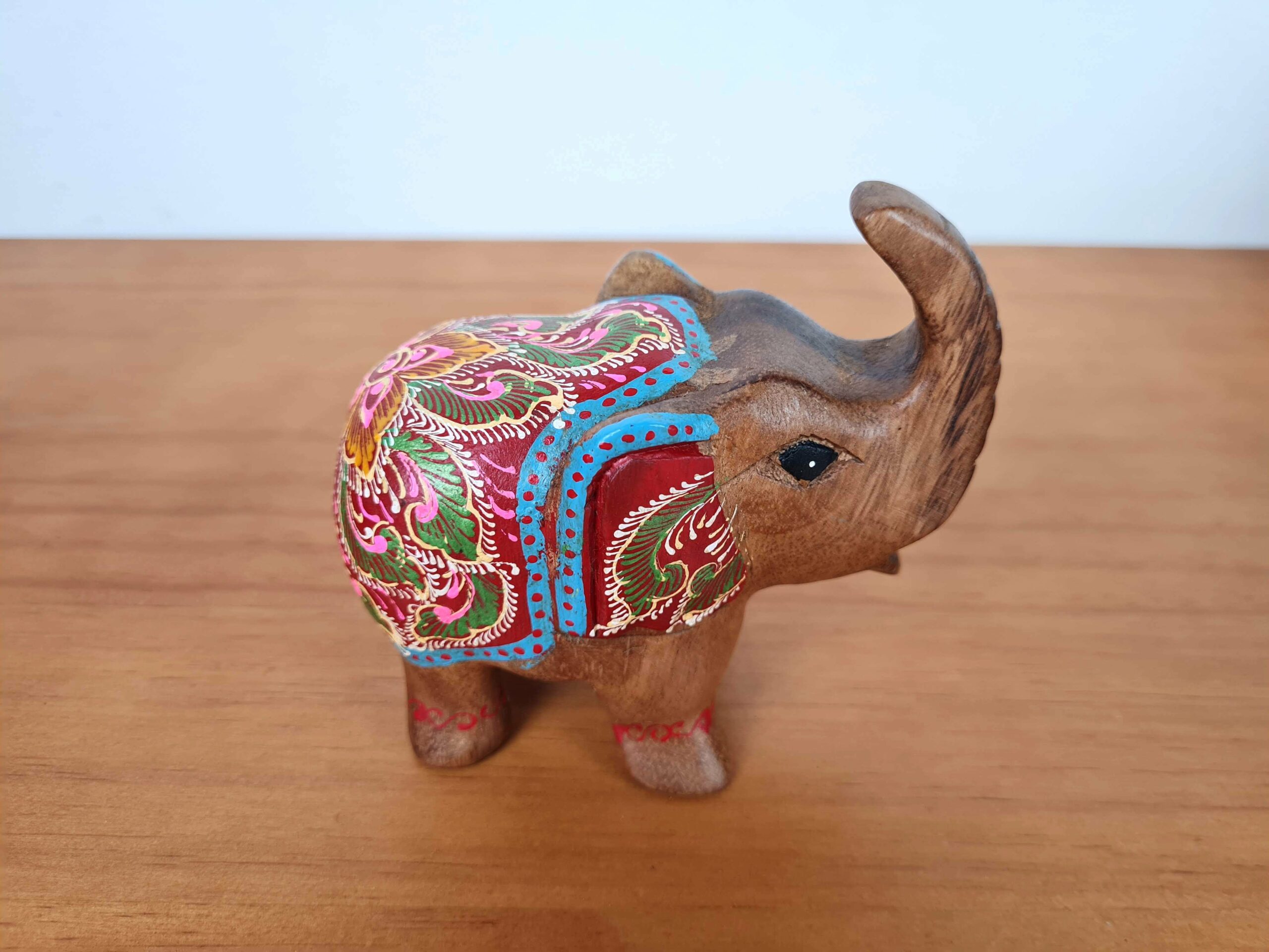 Estátua de elefante tailandês de madeira maciça pintado a mão