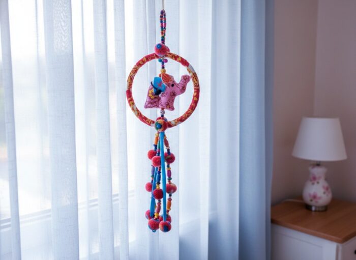 Móbile de elefante artesanal colorido com guizos elefantinho rosa