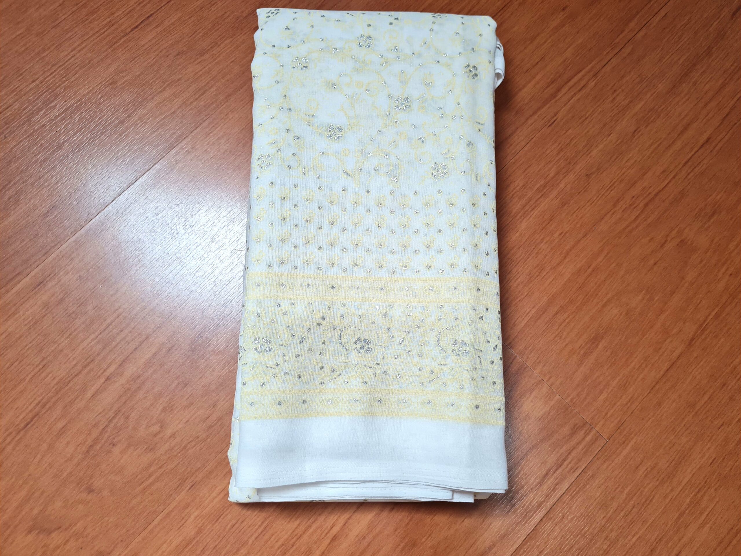 Sari indiano com estampa de arabescos Tie Dye creme e amarelo