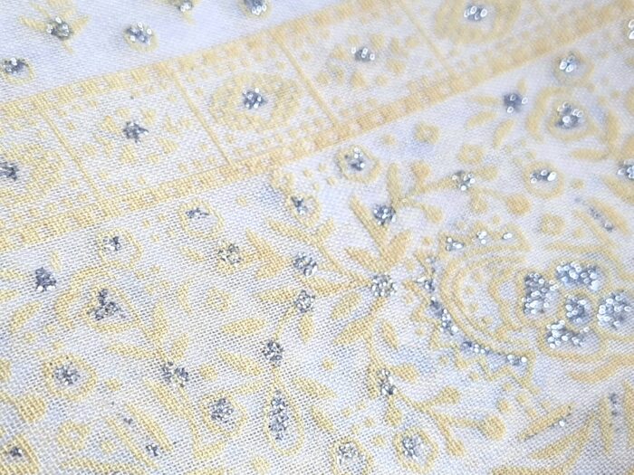 Sari indiano com estampa de arabescos Tie Dye creme e amarelo