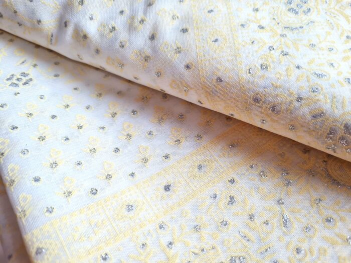 Sari indiano com estampa de arabescos Tie Dye creme e amarelo