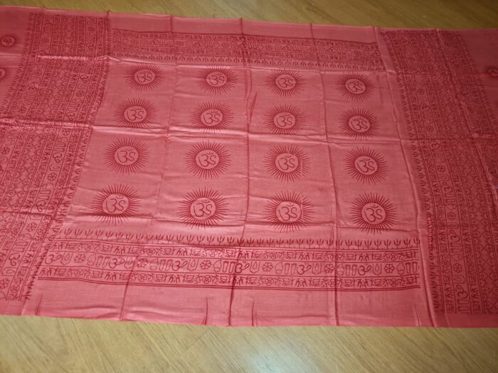 Chadar indiano (manto de oração) de OM e mantras vermelho