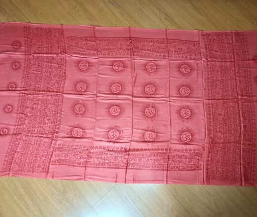 Chadar indiano (manto de oração) de OM e mantras vermelho