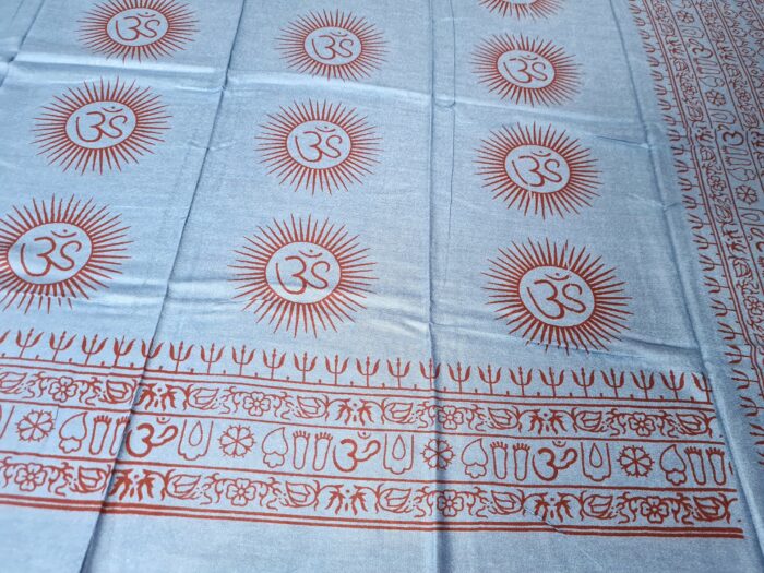 Chadar indiano (manto de oração) de OM e mantras azul médio
